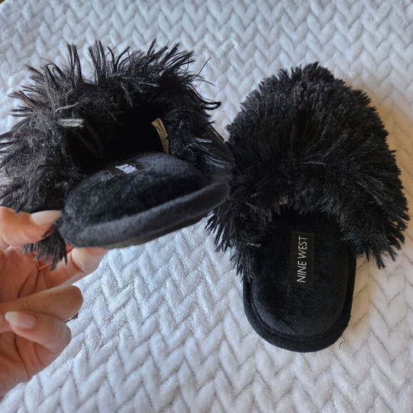 SOLD Nine West Closed Toe Fluffy Pile Black Slippers Size Small 5-6 - Picture 9 of 10